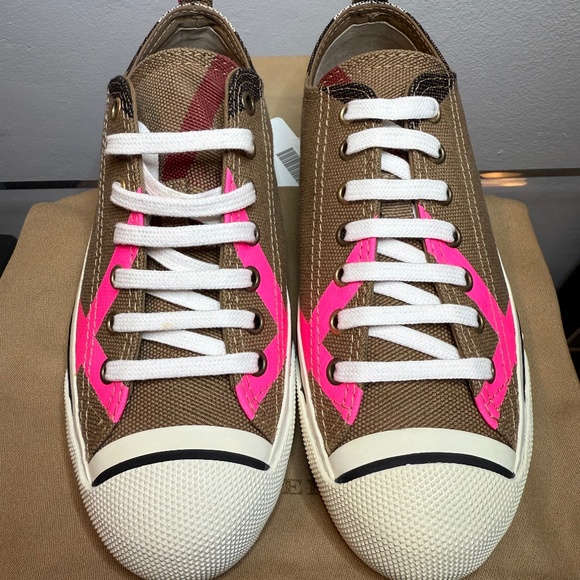 NWOT Burberry Pink and Check Sneakers Size 36 - Picture 1 of 4